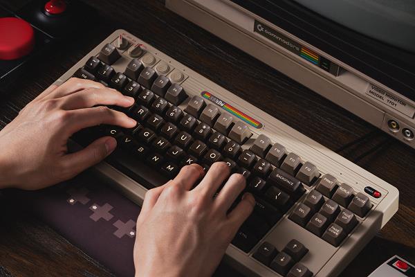 品：Retro87 C64 机械键盘PG电子八位堂发布旗下第二款键盘产